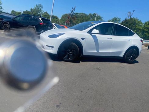 Used 2024 Tesla Model Y Long Range AWD/4WD image 18