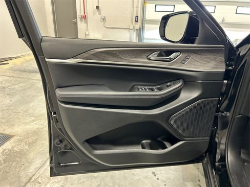 New 2025 Jeep Grand Cherokee Limited w/ Luxury Tech Group II image 15