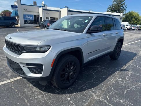 Used 2024 Jeep Grand Cherokee Altitude AWD/4WD image 14