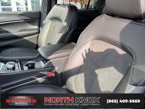 New 2025 Jeep Grand Cherokee Altitude image 4