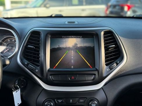 Used 2014 Jeep Cherokee Latitude w/ Cold Weather Group FWD image 3