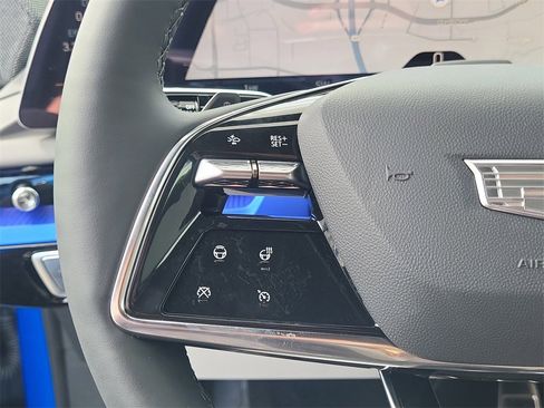 New 2025 Cadillac Optiq Luxury 2 image 15