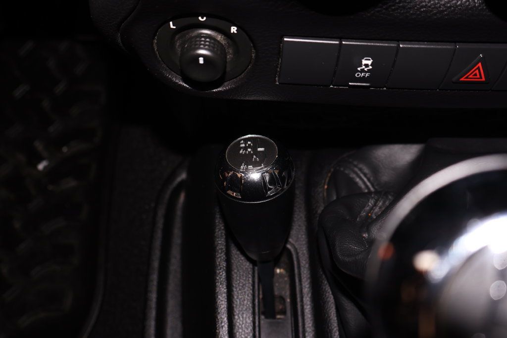 Used 2012 Jeep Wrangler Sahara w/ Dual Top Group AWD/4WD image 23