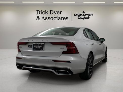 Certified 2022 Volvo S60 B5 Momentum w/ Premium Package image 2