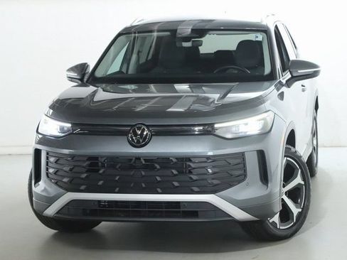 Certified 2025 Volkswagen Tiguan SE AWD/4WD image 3