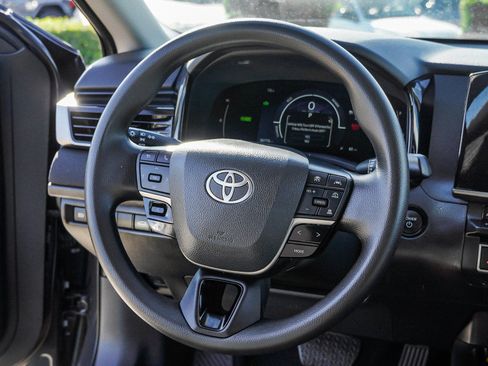 Used 2025 Toyota Camry LE AWD/4WD image 31