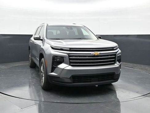 Used 2024 Chevrolet Traverse LT FWD image 2