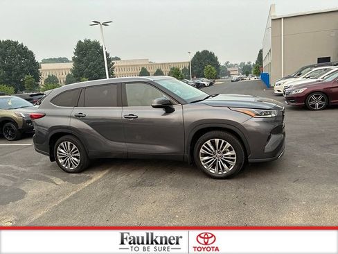 Used 2021 Toyota Highlander Platinum AWD/4WD image 4