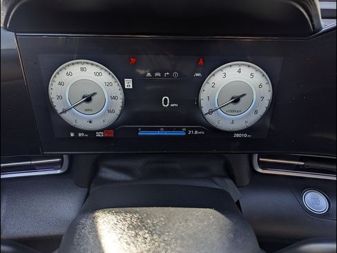 Used 2024 Hyundai Elantra Limited FWD image 2