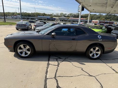 Used 2016 Dodge Challenger SXT image 4