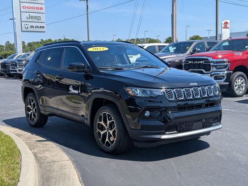 Used 2025 Jeep Compass Limited AWD/4WD image 3