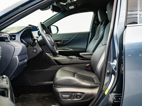 Used 2023 Toyota Venza Limited image 21