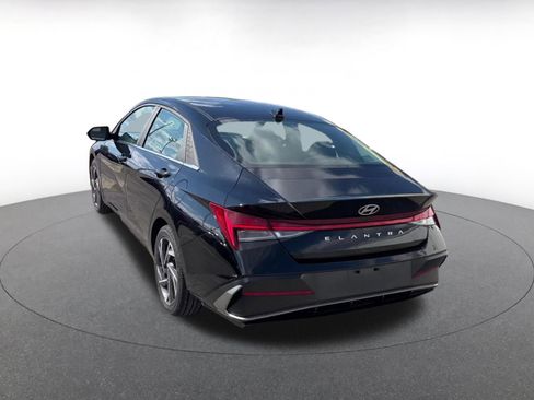 Used 2025 Hyundai Elantra SEL FWD image 11