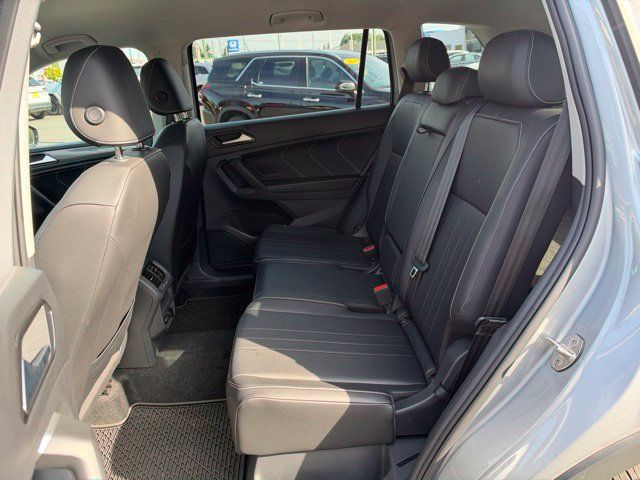 Used 2023 Volkswagen Tiguan SE AWD/4WD image 12