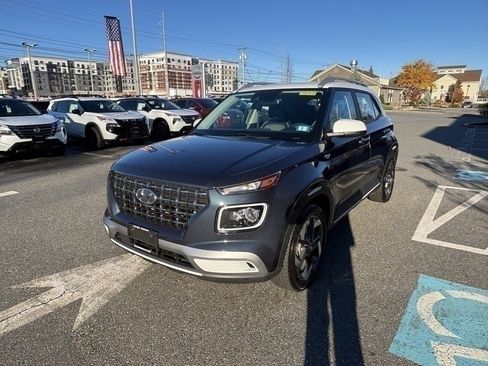 Used 2022 Hyundai Venue Limited image 7