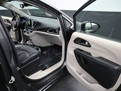 Used 2023 Chrysler Pacifica Touring-L image 21