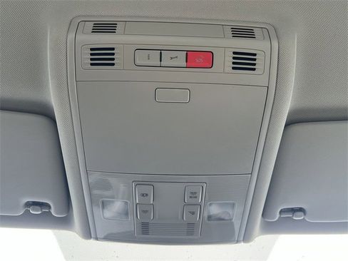 Used 2016 Volkswagen Golf S image 21