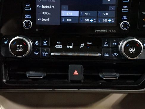 Certified 2021 Toyota Highlander XLE FWD image 19