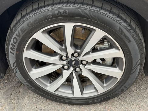 Used 2017 Lincoln Continental Premiere FWD image 9