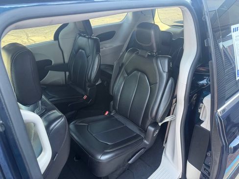 Used 2023 Chrysler Pacifica Touring-L FWD image 10