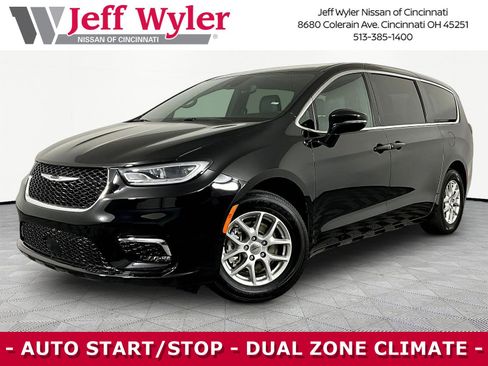 Used 2025 Chrysler Pacifica Select FWD image 1