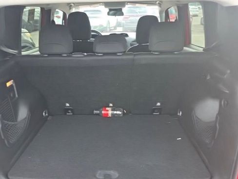 Used 2018 Jeep Renegade Latitude FWD image 11