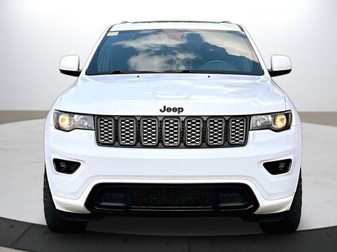 Used 2019 Jeep Grand Cherokee Altitude image 3