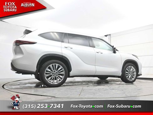 Used 2024 Toyota Highlander Platinum image 15