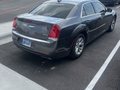 Used 2015 Chrysler 300 Limited RWD image 4