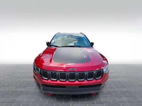 Used 2025 Jeep Compass Trailhawk AWD/4WD image 2