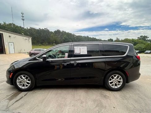 Used 2023 Chrysler Voyager LX FWD image 6