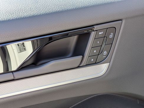 Certified 2025 Porsche Cayenne AWD/4WD image 20