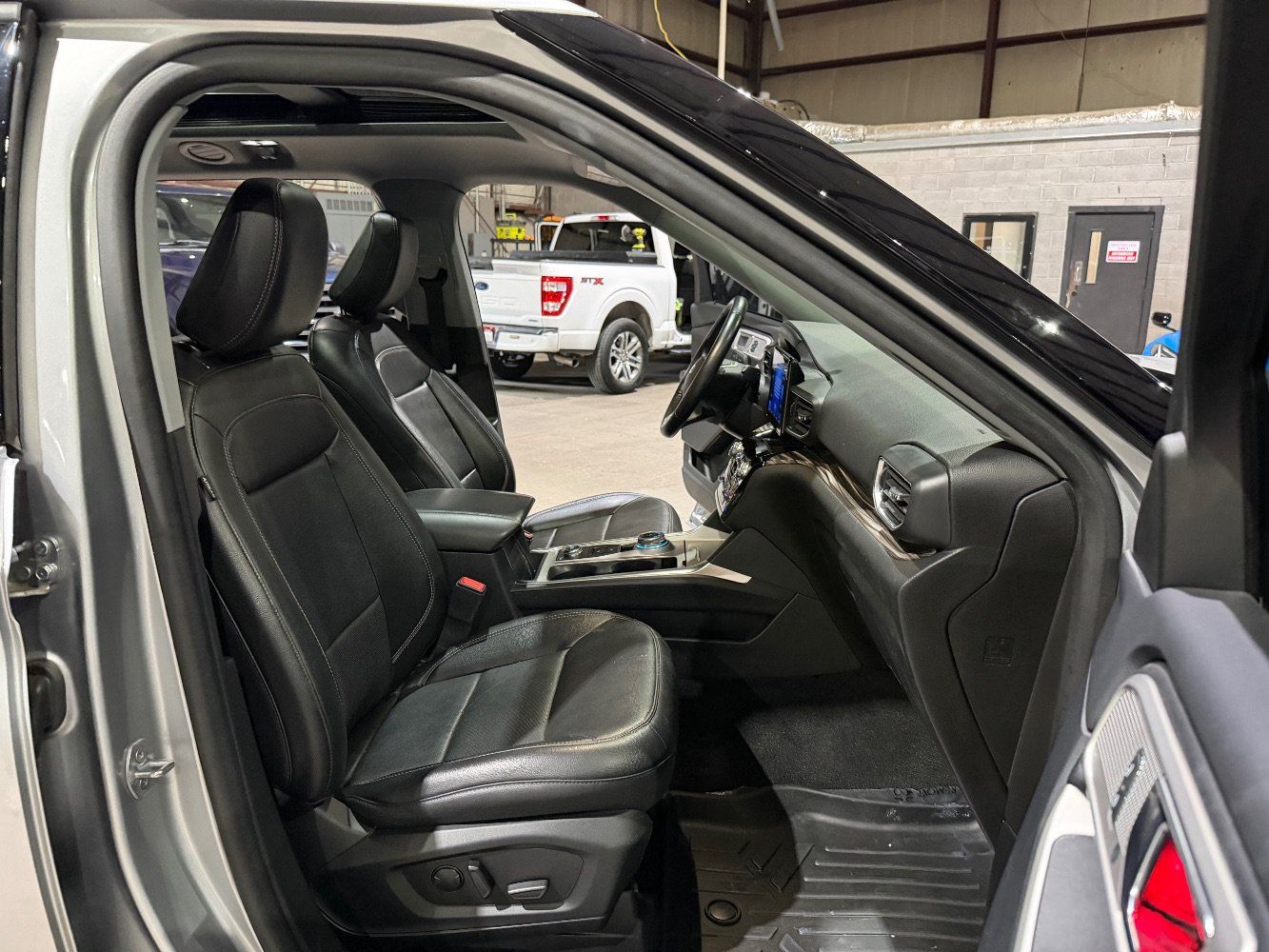 Used 2022 Ford Explorer Limited w/ Equipment Group 301A AWD/4WD image 26
