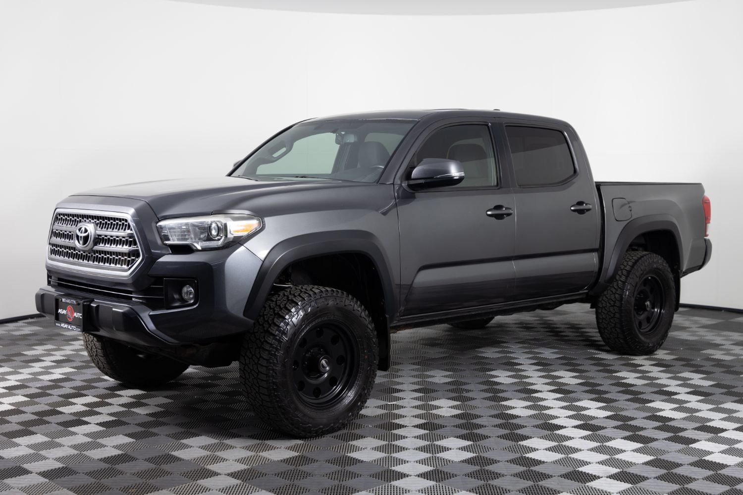 Used 2017 Toyota Tacoma TRD Off-Road w/ Premium & Technology Package AWD/4WD image 1