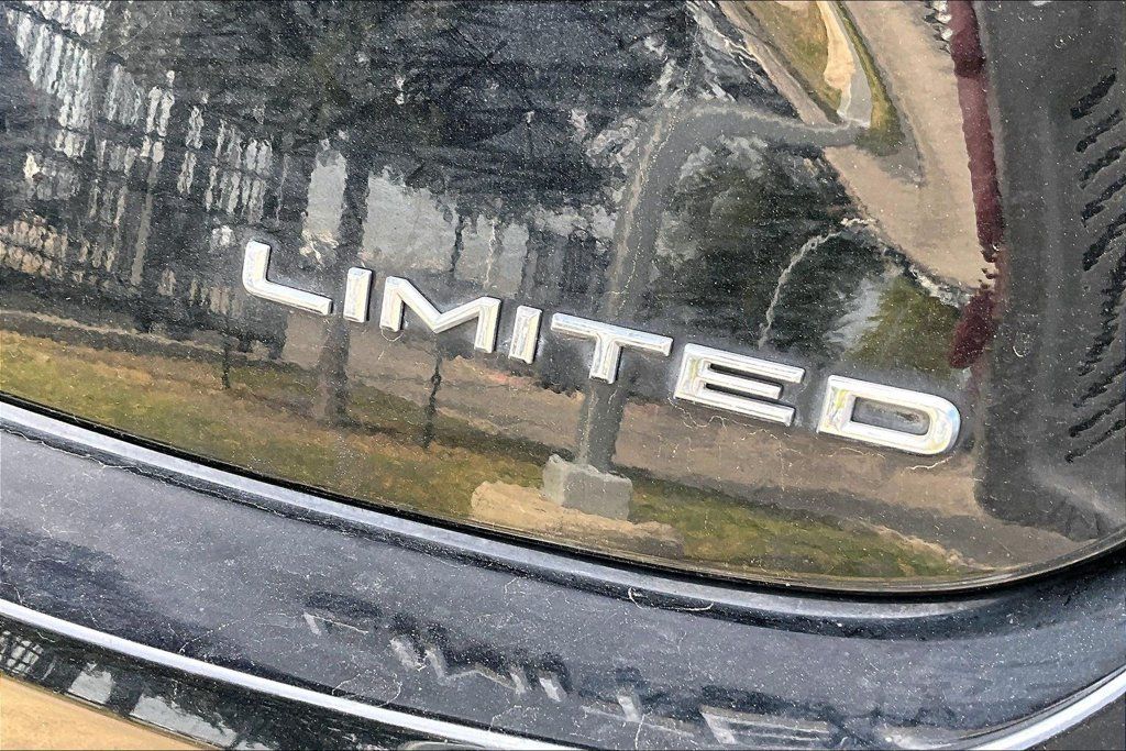 Used 2013 Toyota Avalon Limited w/ Technology Pkg FWD image 37