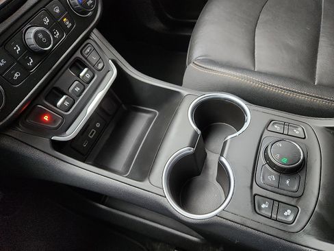 Used 2020 GMC Terrain SLT image 25