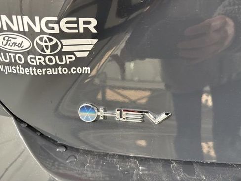 Used 2025 Toyota Camry SE image 11