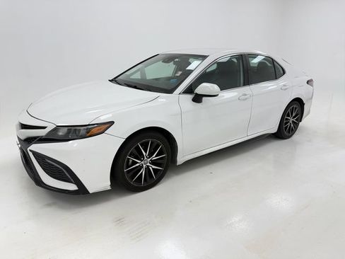 Used 2022 Toyota Camry SE FWD image 5