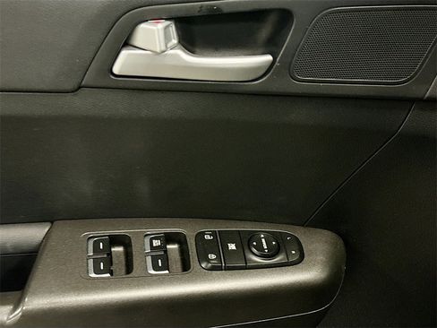 Used 2020 Kia Sportage LX image 19