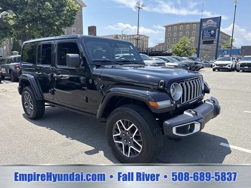 Used 2025 Jeep Wrangler Unlimited Sahara AWD/4WD image 2