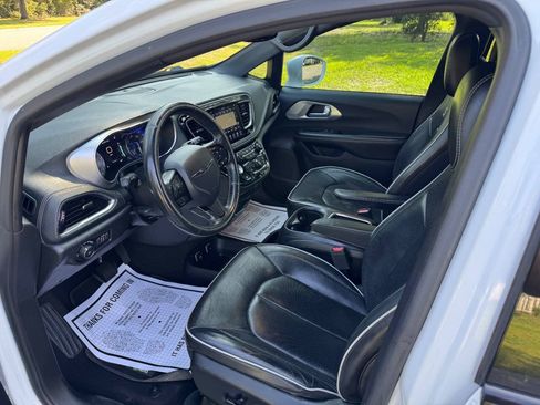 Used 2019 Chrysler Pacifica Limited w/ Advanced Safetytec Group FWD image 9