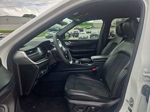 Used 2025 Jeep Grand Cherokee Altitude AWD/4WD image 6