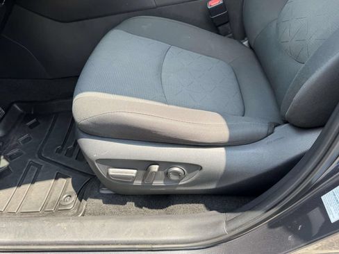 Used 2021 Toyota RAV4 XLE AWD/4WD image 17