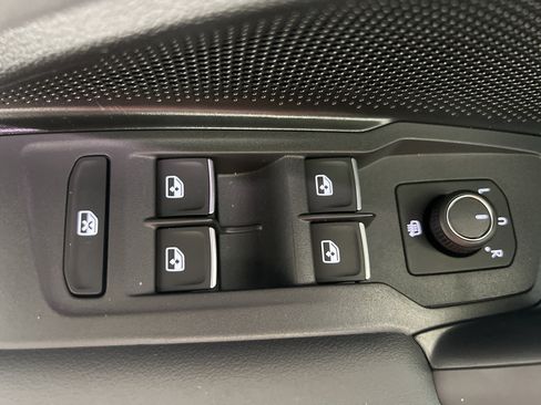 New 2025 Volkswagen Tiguan SE image 14