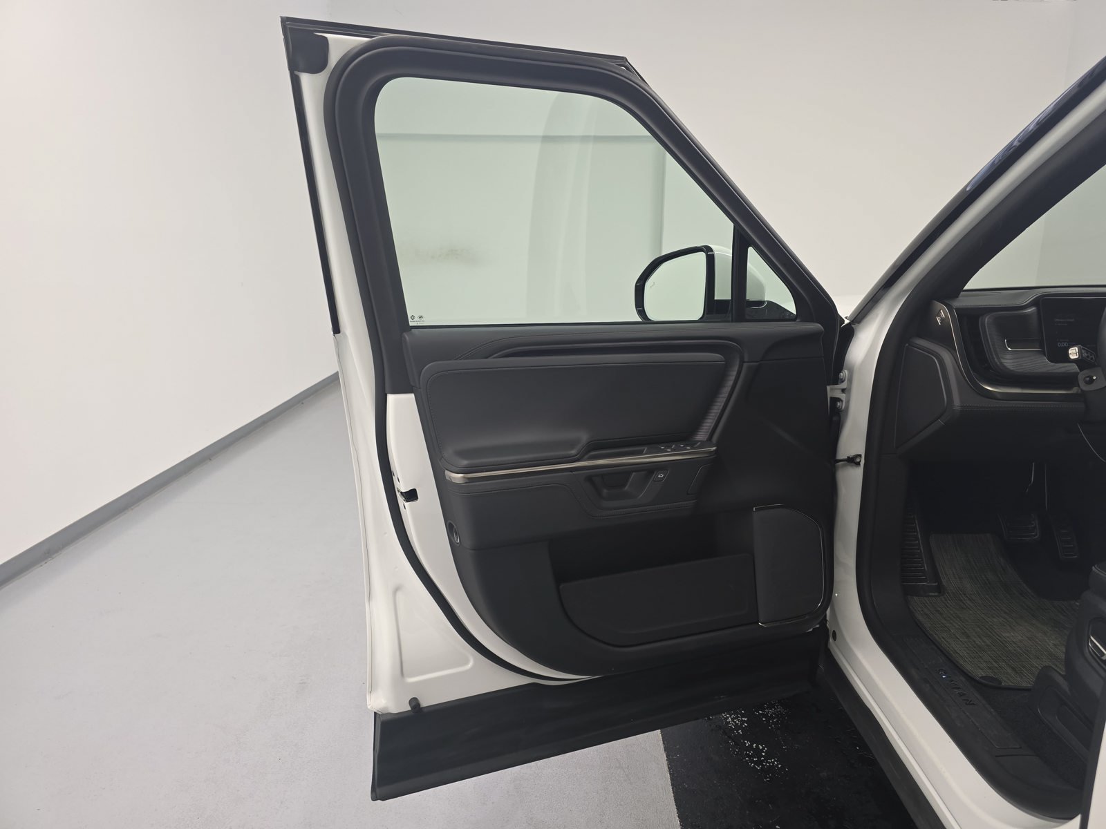 Used 2025 Rivian R1S Adventure Dual AWD/4WD image 16