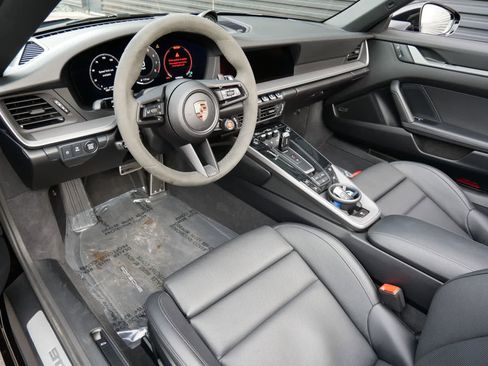 Certified 2025 Porsche 911 Carrera image 4