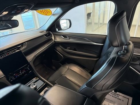 Used 2024 Jeep Grand Cherokee L Limited w/ Black Appearance Package image 31