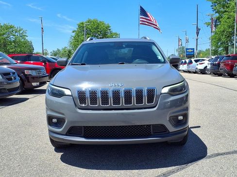 Used 2019 Jeep Cherokee Latitude Plus w/ Cold Weather Group AWD/4WD image 2
