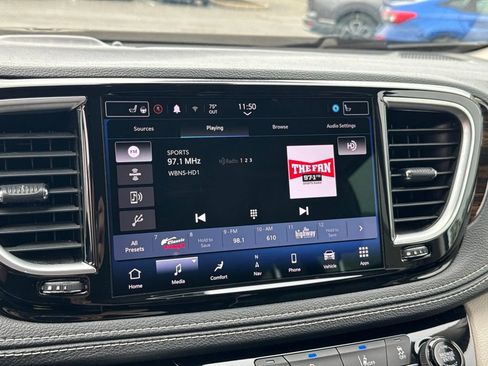 Used 2022 Chrysler Pacifica Limited FWD image 19