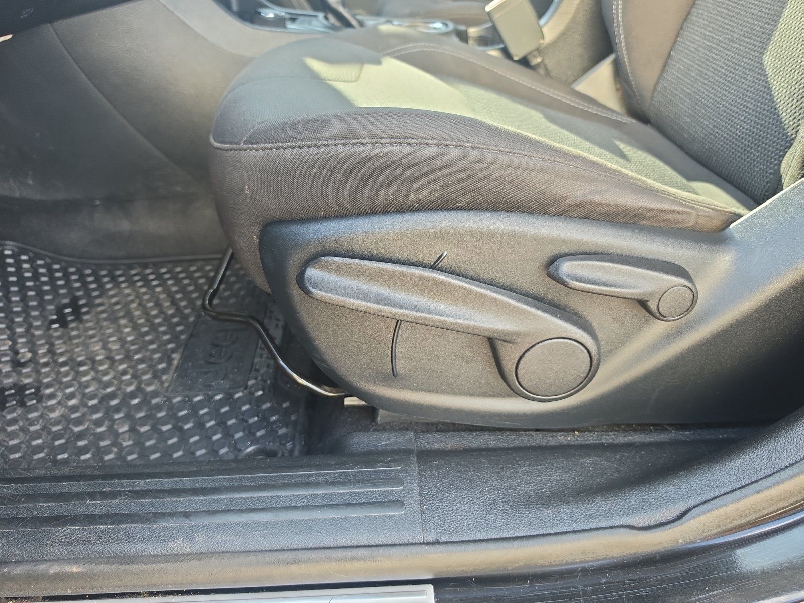 Used 2019 Jeep Cherokee Latitude w/ Cold Weather Group AWD/4WD image 18
